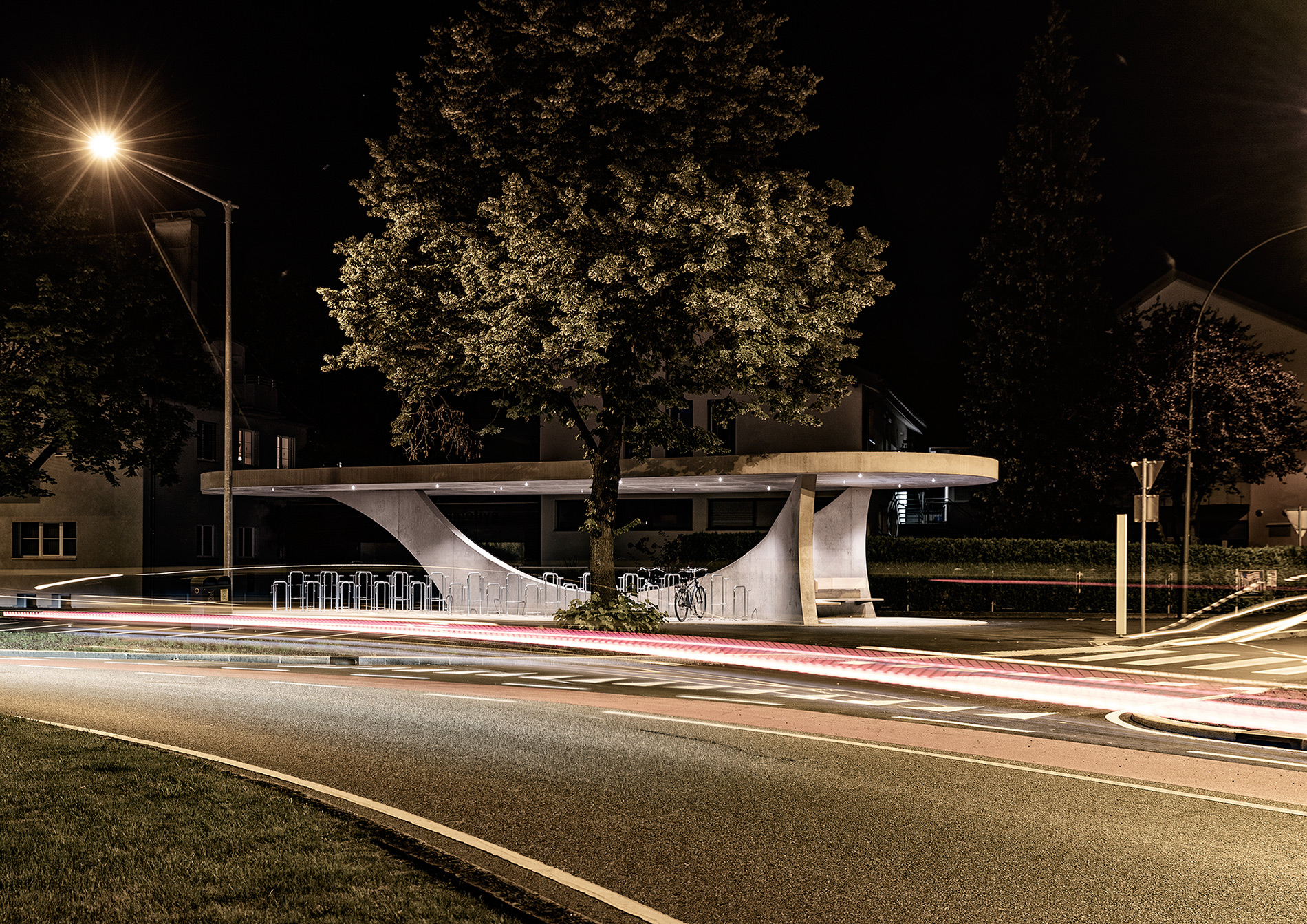 Fahrradabstellanlage_Buswartebereich_Engel_Nacht_©Lukas Hämmerle (6).jpg